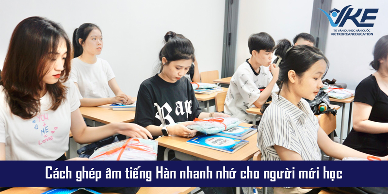 : Người học luyện ghép âm tiếng Hàn bằng flashcard và thực hành viết